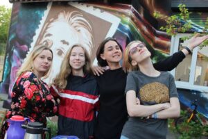 Read more about the article О небритых подмышках и равенстве прав. Женский разговор о наболевшем
