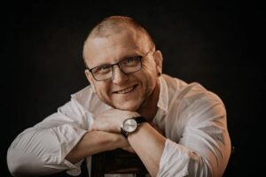 Read more about the article «Люблю нестандартные сьёмки». Ник Шецкий о любви к видео, готовке и народном телевидении