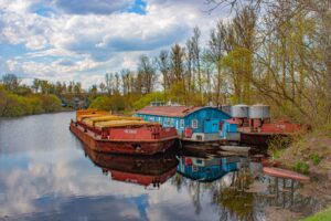 Read more about the article “Апошні прытулак плывучай тэхнікі”. Атмасферныя фота з закінутага суднарамонтнага заводу