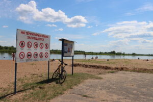 Read more about the article Бульдозерам знялі траву, пафарбавалі старыя парасоны: у якім выглядзе галоўны пляж Бабруйска сустрэў лета?