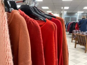 Read more about the article «Гэтыя рэчы з памерлых здымаюць». Бабруйцы расказваюць пра сваё стаўленне да сэканд-хэндаў