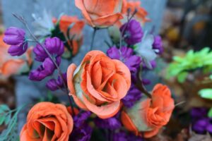Read more about the article Ці вітае царква пластыкавыя кветкі і вянкі, наколькі такія ўпрыгожанні традыцыйныя? Расказваюць экаактывісты