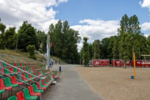 Read more about the article У Бабруйску зрабілі «патрыятычны пляж», у чырвона-зялёных колерах і з трактарамі. Але гараджане яго засмецілі