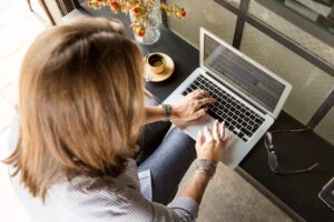 Read more about the article «Сегодня онлайн-курсы – часто способ быстрого заработка. Их авторы не всегда сами разбираются в теме». Как и где учиться взрослым?