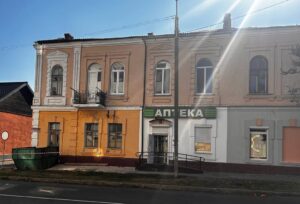 Read more about the article Псаванне фасаду ці вяртанне гістарычнага выгляду? Бабруйцаў непакоіць рамонт у камяніцы са статусам каштоўнасці