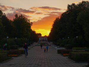 Read more about the article Настальгія, месца адпачынку і тусовак… Даследуем разам з бабруйцамі гарадскі парк. ВІДЭА