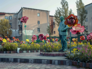 Read more about the article Горад у пластыкавых кветках. Фотарэпартаж