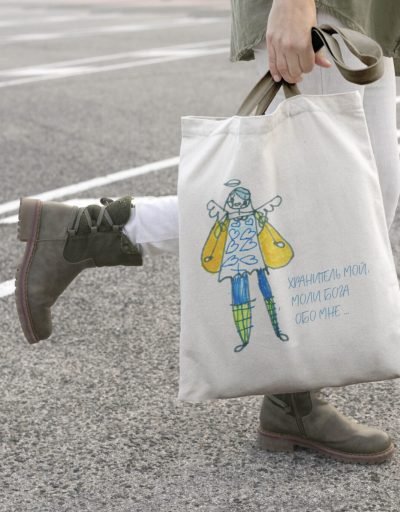 Шопер з малюнкам дачкі Насты Варвары. Фота: асабісты архіў Насты Лазурэвіч