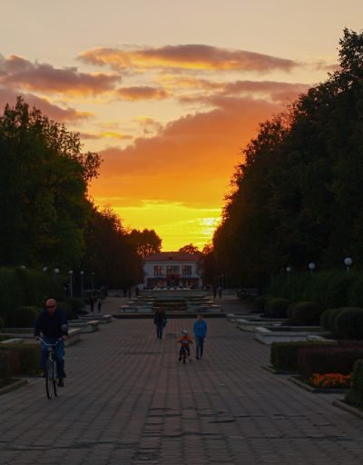 парк адпачынку - алея на заходзе