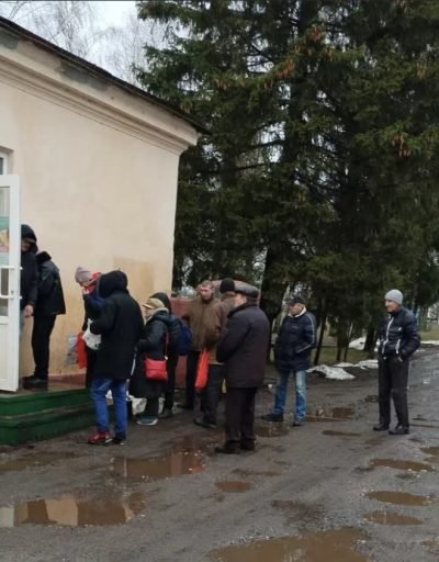 Чарга за гарачымі абедамі «Справядлівай дапамогі». Фота: bez.doma / Instagram