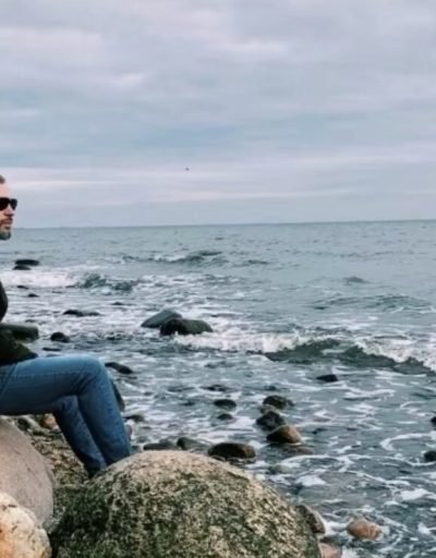 Мужчына на скалістым беразе мора, Андрэй Сініца