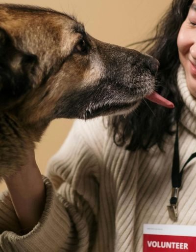 дзяўчына з сабакам