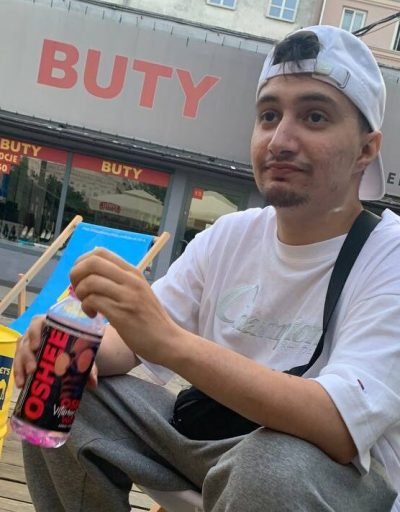 Хлопец у белай кепцы