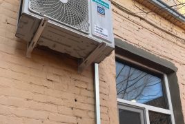 Пластыкавае акно і кандыцыянер на фасадзе камяніцы на Сацыялістычнай, 78. Фота: асабісты архіў Мікалая Бялова