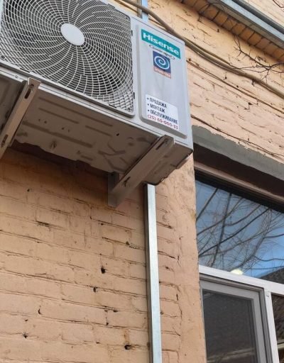 Пластыкавае акно і кандыцыянер на фасадзе камяніцы на Сацыялістычнай, 78. Фота: асабісты архіў Мікалая Бялова