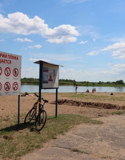 Стэнды з пералікам таго, што нельга рабіць на гарадскім пляжы ля санаторыя ім.Леніна. Фота: 1387.io
